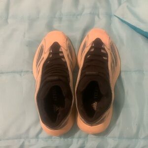 Yeezy 700 V3 size 5